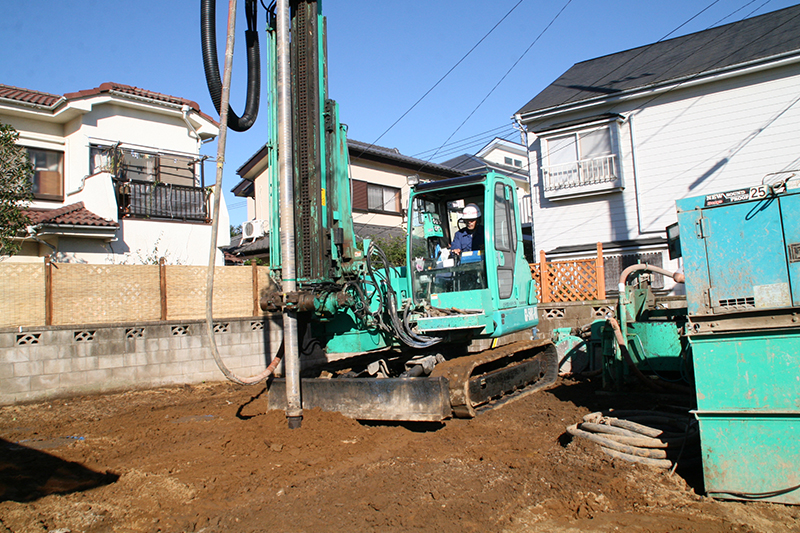 土地の状態を見極め、適切な地盤調査および改良工事を行いましょう。